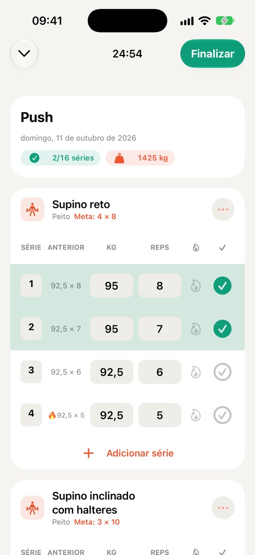 Tela de treino em andamento com séries, cargas e repetições
